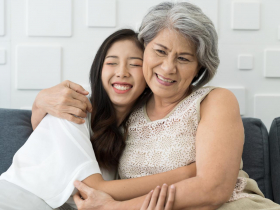 罹癌媽開刀後愛上束腹，幫洗澡才驚覺她瘦一大圈！醫師變病人家屬才懂：「能吃能放屁」高興都來不及